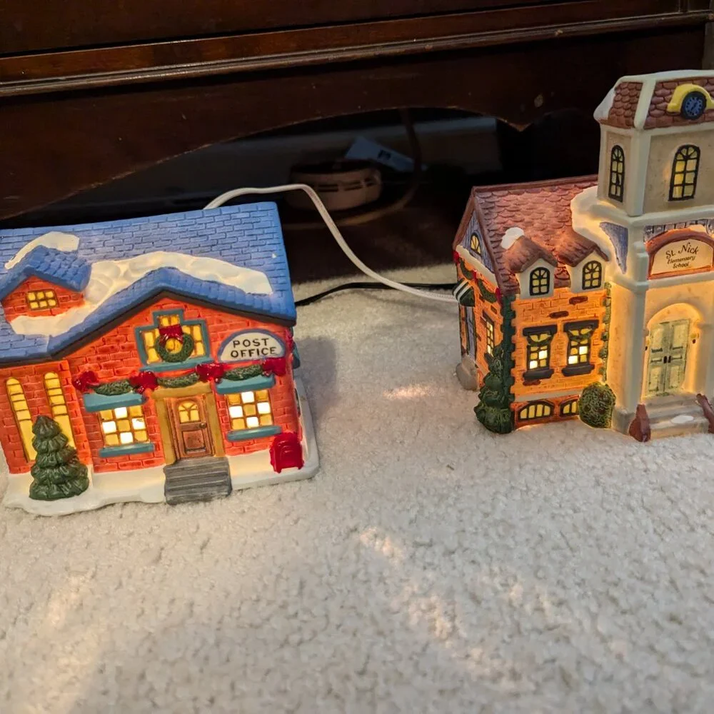 Grandeur Noel Ceramic Christmas Village Post Office Elementary School Set W/Box